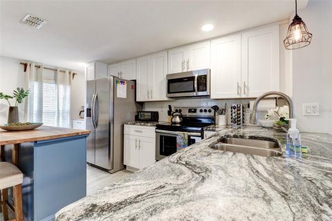Villa ou maison à louer à Tampa, Floride: 2 chambres, 81.75 m2 № 2413792 - photo 13