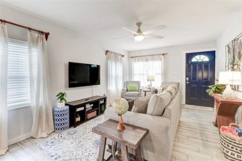 Villa ou maison à louer à Tampa, Floride: 2 chambres, 81.75 m2 № 2413792 - photo 10
