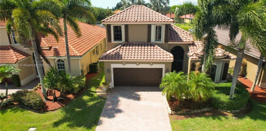 House in Boynton Beach, Florida 5 bedrooms, 226.59 sq.m. № 1728622