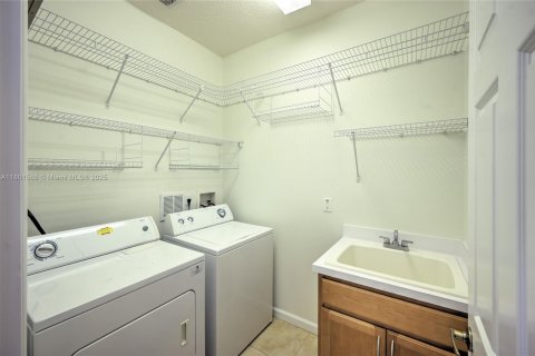 House in Boynton Beach, Florida 5 bedrooms, 226.59 sq.m. № 1728622 - photo 27