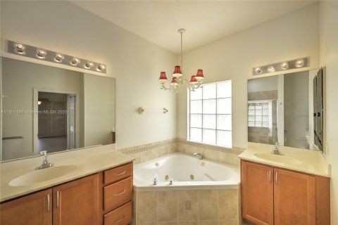 House in Boynton Beach, Florida 5 bedrooms, 226.59 sq.m. № 1728622 - photo 25