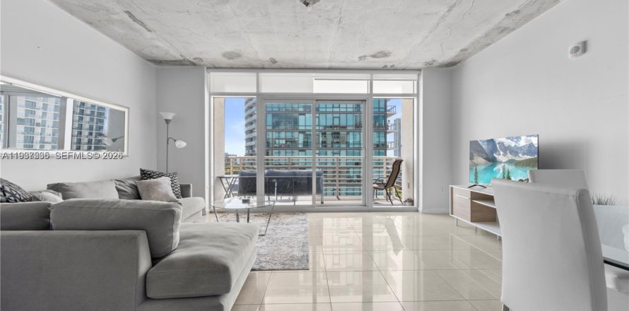 Кондоминиум с 2 спальнями в Майами, Флорида № 1995505