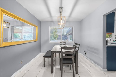 House in Miami, Florida 3 bedrooms, 152.36 sq.m. № 1798909 - photo 9
