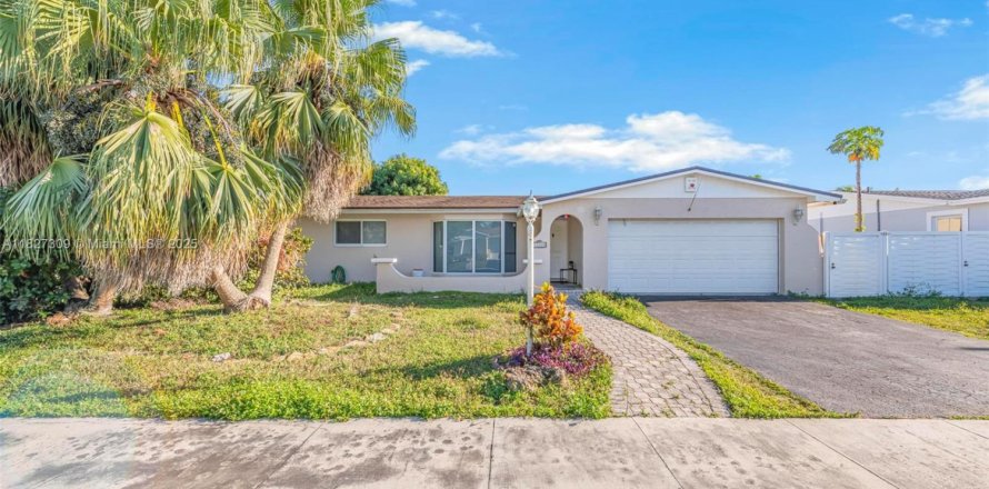 House in Miami, Florida 3 bedrooms, 152.36 sq.m. № 1798909