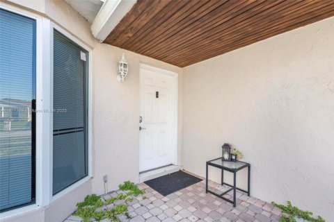 House in Miami, Florida 3 bedrooms, 152.36 sq.m. № 1798909 - photo 4