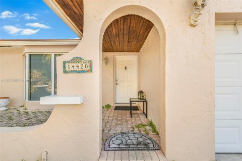 House in Miami, Florida 3 bedrooms, 152.36 sq.m. № 1798909 - photo 3