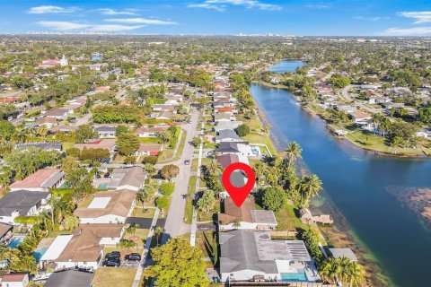 House in Miami, Florida 3 bedrooms, 152.36 sq.m. № 1798909 - photo 25
