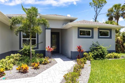 House in Port Charlotte, Florida 3 bedrooms, 156.82 sq.m. № 1803080 - photo 4