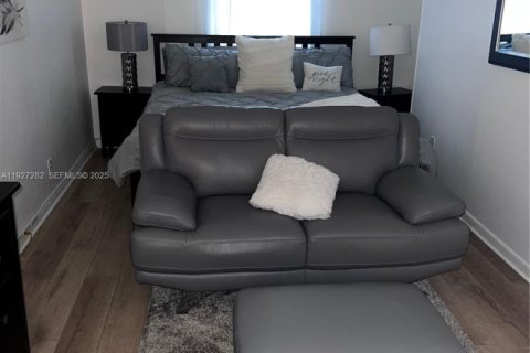 Condo in Lauderhill, Florida, 1 bedroom  № 2035433 - photo 8