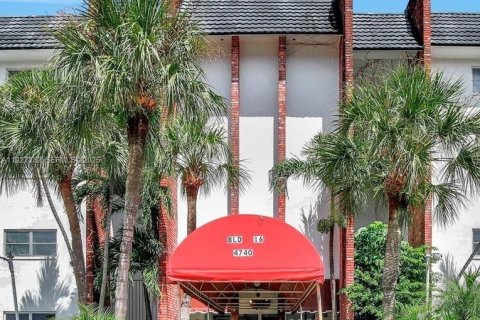 Condo in Lauderhill, Florida, 1 bedroom  № 2035433 - photo 3