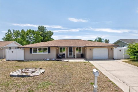 House in Port Richey, Florida 2 bedrooms, 119.01 sq.m. № 2204440