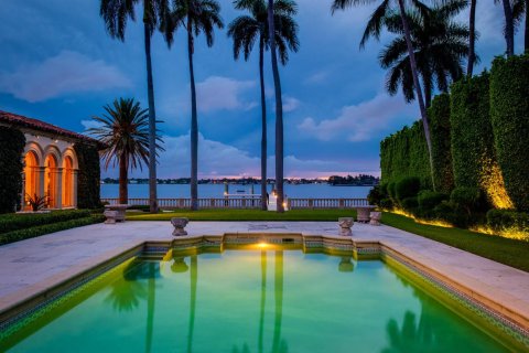 House in Palm Beach, Florida 7 bedrooms, 1328.69 sq.m. № 2187356 - photo 12