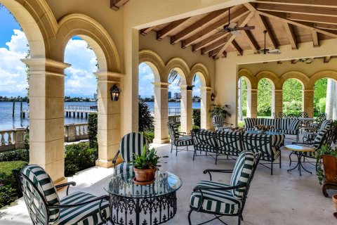 House in Palm Beach, Florida 7 bedrooms, 1328.69 sq.m. № 2187356 - photo 10