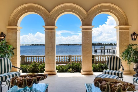 House in Palm Beach, Florida 7 bedrooms, 1328.69 sq.m. № 2187356 - photo 11