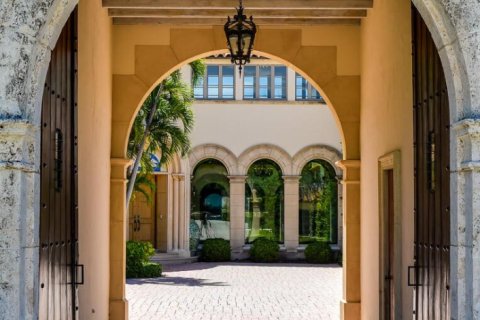 House in Palm Beach, Florida 7 bedrooms, 1328.69 sq.m. № 2187356 - photo 15