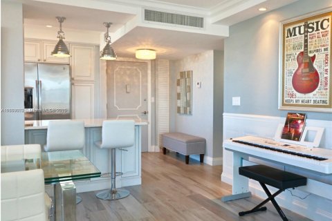 Condominio en venta en Hallandale Beach, Florida, 2 dormitorios, 122.17 m2 № 1979565 - foto 3