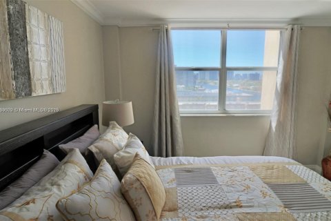 Condominio en venta en Hallandale Beach, Florida, 2 dormitorios, 122.17 m2 № 1979565 - foto 14