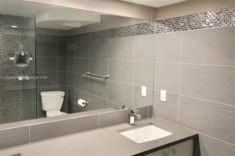 Condominio en venta en Hallandale Beach, Florida, 2 dormitorios, 122.17 m2 № 1979565 - foto 12