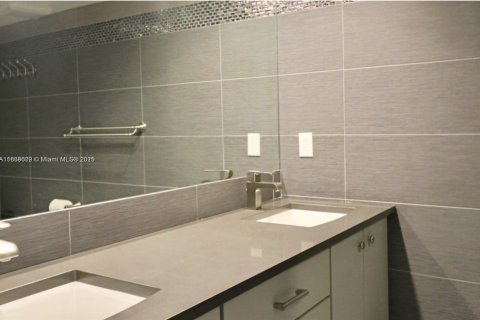 Condominio en venta en Hallandale Beach, Florida, 2 dormitorios, 122.17 m2 № 1979565 - foto 11