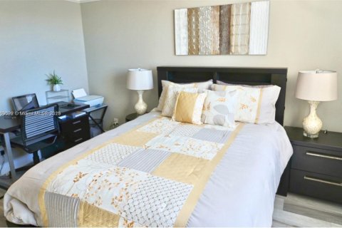 Condominio en venta en Hallandale Beach, Florida, 2 dormitorios, 122.17 m2 № 1979565 - foto 13