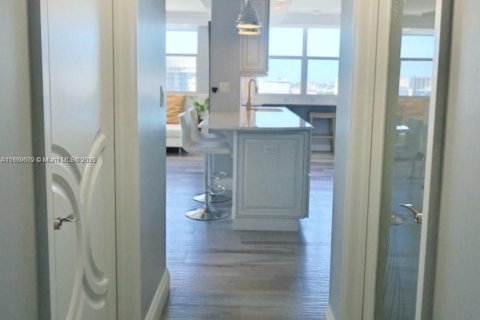 Condominio en venta en Hallandale Beach, Florida, 2 dormitorios, 122.17 m2 № 1979565 - foto 5