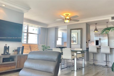 Condominio en venta en Hallandale Beach, Florida, 2 dormitorios, 122.17 m2 № 1979565 - foto 8