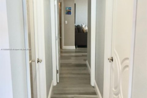 Condominio en venta en Hallandale Beach, Florida, 2 dormitorios, 122.17 m2 № 1979565 - foto 4