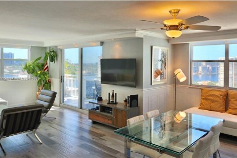 Condominio en venta en Hallandale Beach, Florida, 2 dormitorios, 122.17 m2 № 1979565 - foto 28