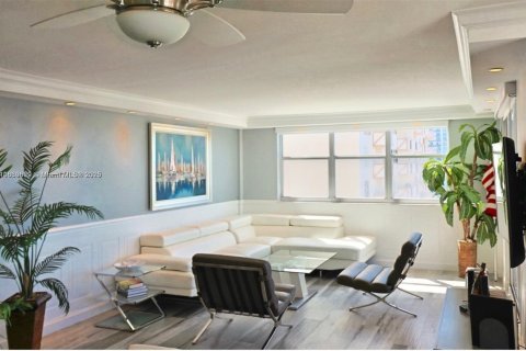 Condominio en venta en Hallandale Beach, Florida, 2 dormitorios, 122.17 m2 № 1979565 - foto 1