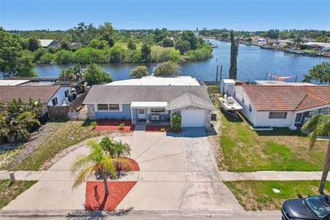 House in Holiday, Florida 3 bedrooms, 138.98 sq.m. № 2277754