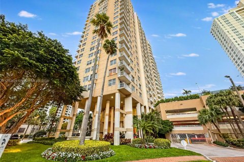 Condo in Miami, Florida, 1 bedroom  № 1863436 - photo 2