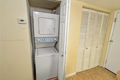 Condo in Miami, Florida, 1 bedroom  № 1863436 - photo 8