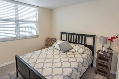 Condo in Miami, Florida, 1 bedroom  № 1863436 - photo 11