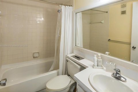 Condo in Miami, Florida, 1 bedroom  № 1863436 - photo 12