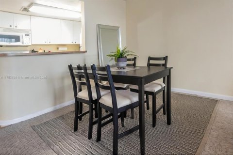 Condo in Miami, Florida, 1 bedroom  № 1863436 - photo 9