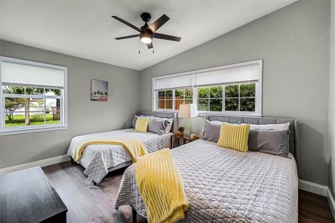 House in Temple Terrace, Florida 3 bedrooms, 143.63 sq.m. № 1913205 - photo 22