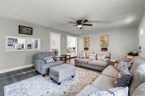 House in Temple Terrace, Florida 3 bedrooms, 143.63 sq.m. № 1913205 - photo 5