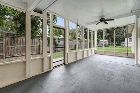 House in Temple Terrace, Florida 3 bedrooms, 143.63 sq.m. № 1913205 - photo 30
