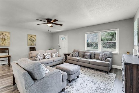 House in Temple Terrace, Florida 3 bedrooms, 143.63 sq.m. № 1913205 - photo 3