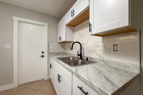 House in Tampa, Florida 3 bedrooms, 75.99 sq.m. № 1569316 - photo 18