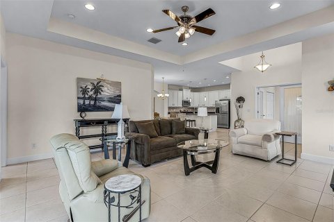 House in Sun City Center, Florida 3 bedrooms, 145.67 sq.m. № 1912139 - photo 4