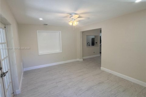Casa en venta en Miami, Florida, 5 dormitorios, 191.38 m2 № 2390136 - foto 5