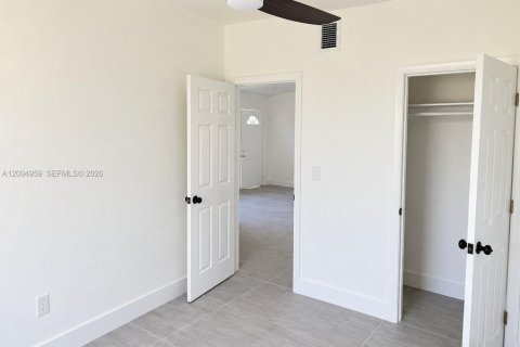 Casa en venta en Miami, Florida, 5 dormitorios, 191.38 m2 № 2390136 - foto 9