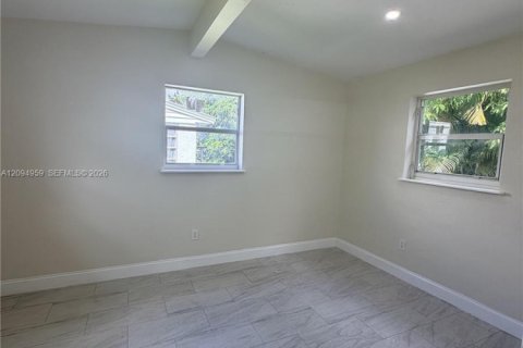 Casa en venta en Miami, Florida, 5 dormitorios, 191.38 m2 № 2390136 - foto 3