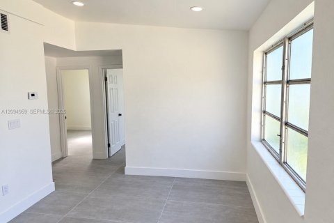 Casa en venta en Miami, Florida, 5 dormitorios, 191.38 m2 № 2390136 - foto 8