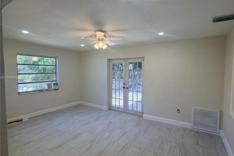 Casa en venta en Miami, Florida, 5 dormitorios, 191.38 m2 № 2390136 - foto 6