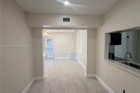 Casa en venta en Miami, Florida, 5 dormitorios, 191.38 m2 № 2390136 - foto 4