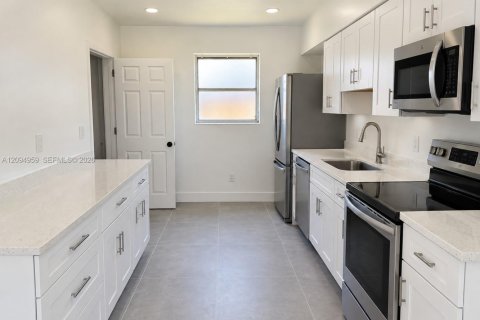 Casa en venta en Miami, Florida, 5 dormitorios, 191.38 m2 № 2390136 - foto 7