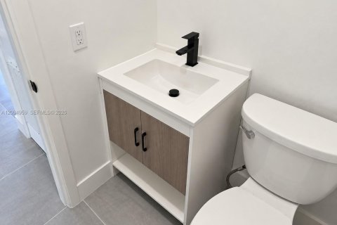 Casa en venta en Miami, Florida, 5 dormitorios, 191.38 m2 № 2390136 - foto 10