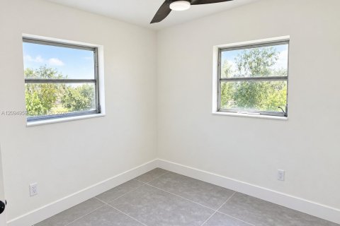 Casa en venta en Miami, Florida, 5 dormitorios, 191.38 m2 № 2390136 - foto 11
